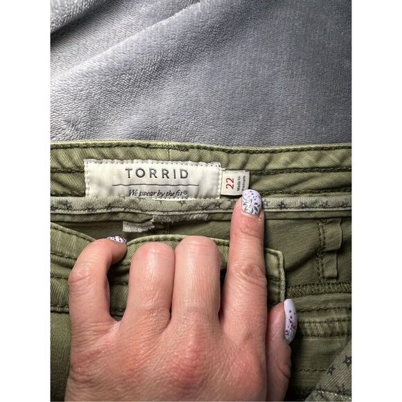 Torrid Pants Womens Size 22 Olive Green Crop Twill Military Mid Rise Stretch - Picture 4 of 11